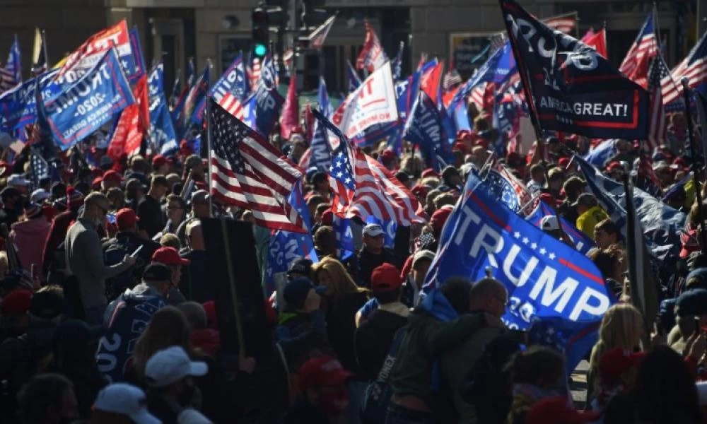 Κοσμοϊστορικές εικόνες έξω από τον Λευκό Οίκο - Υποστηρικτές Τραμπ: "Να μην αναλάβει ο Μπάιντεν"